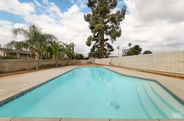 2400 Silver Drive, Bakersfield, CA 93306