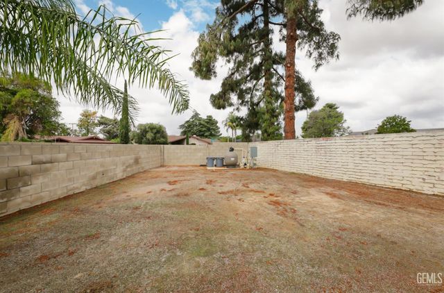 2400 Silver Drive, Bakersfield, CA 93306