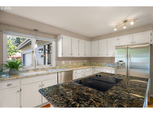 2084 EASTWOOD Ln, Eugene, OR 97401