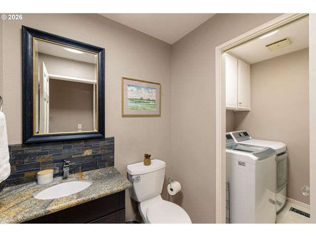 2084 EASTWOOD Ln, Eugene, OR 97401