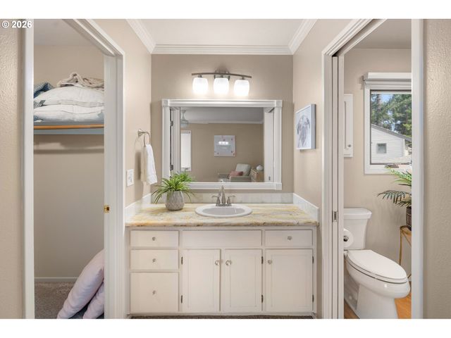 2084 EASTWOOD Ln, Eugene, OR 97401