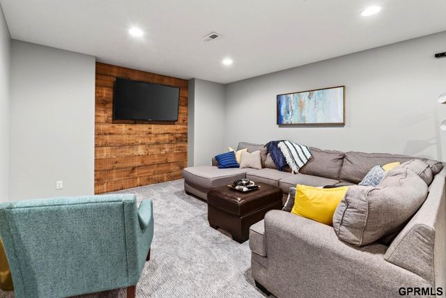 17320 Bedford Avenue, Omaha, NE 68116