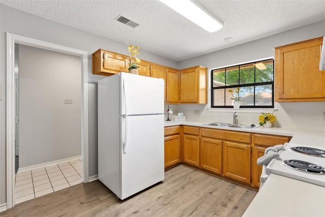 410 Village LN, Buda, TX 78610