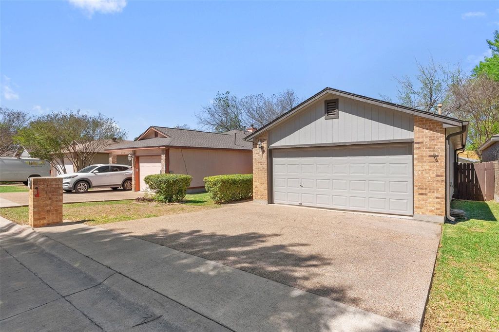 410 Village LN, Buda, TX 78610