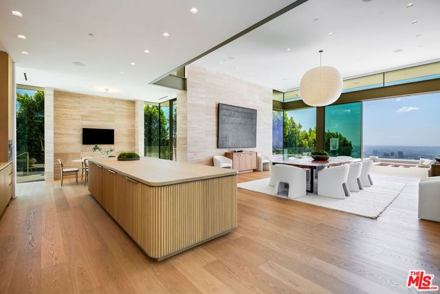 9016 Thrasher Avenue, Los Angeles, CA 90069
