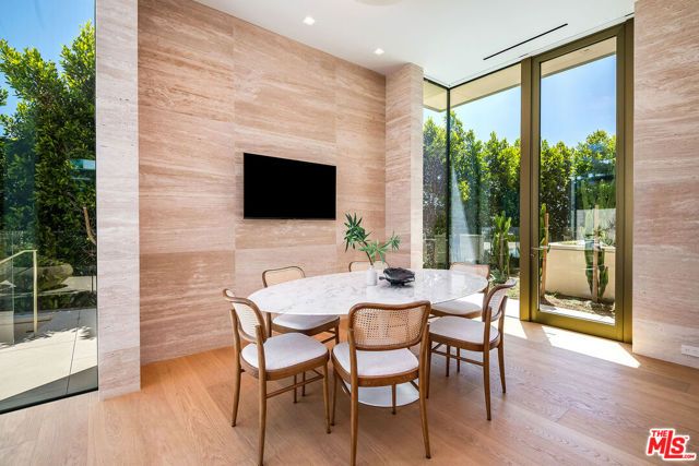 9016 Thrasher Avenue, Los Angeles, CA 90069