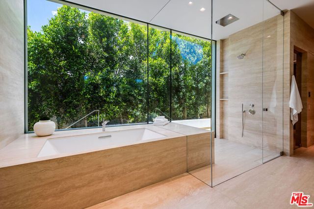9016 Thrasher Avenue, Los Angeles, CA 90069