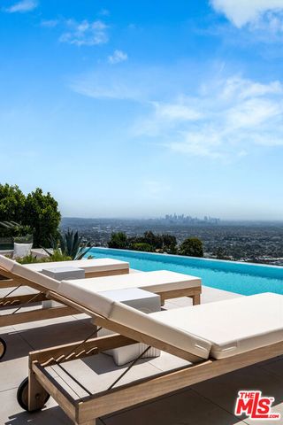 9016 Thrasher Avenue, Los Angeles, CA 90069
