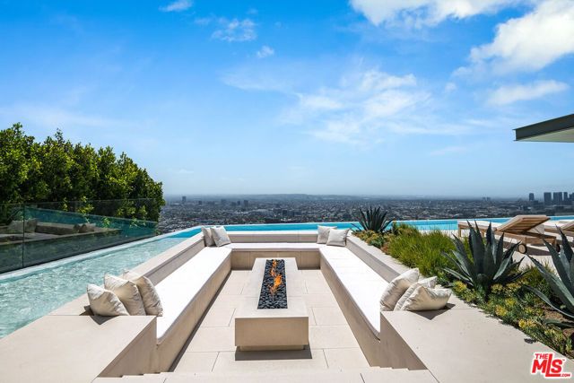 9016 Thrasher Avenue, Los Angeles, CA 90069
