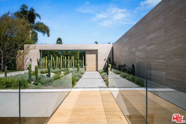 9016 Thrasher Avenue, Los Angeles, CA 90069