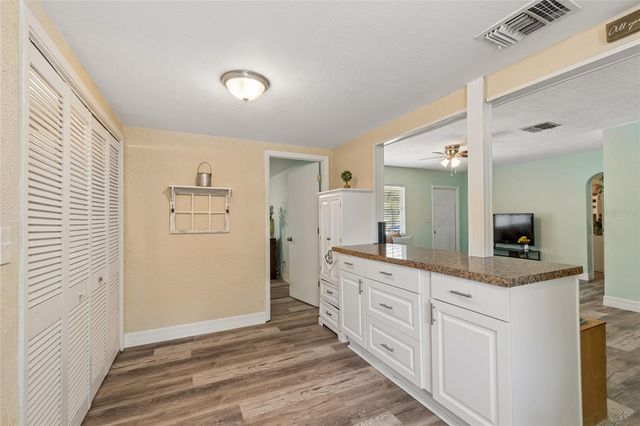 111 W GRAPEFRUIT CIRCLE, Clearwater, FL 33763
