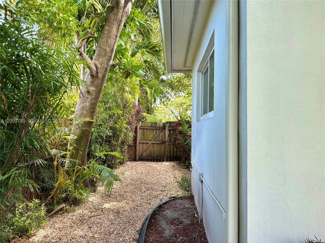 823 NE 107th St, Biscayne Park, FL 33161