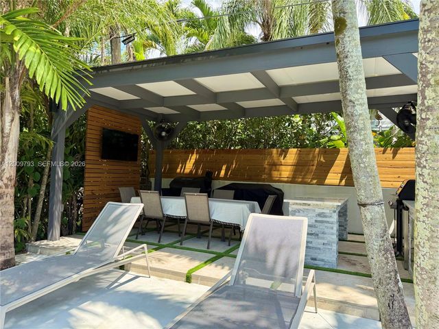 823 NE 107th St, Biscayne Park, FL 33161