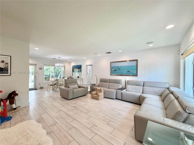 823 NE 107th St, Biscayne Park, FL 33161