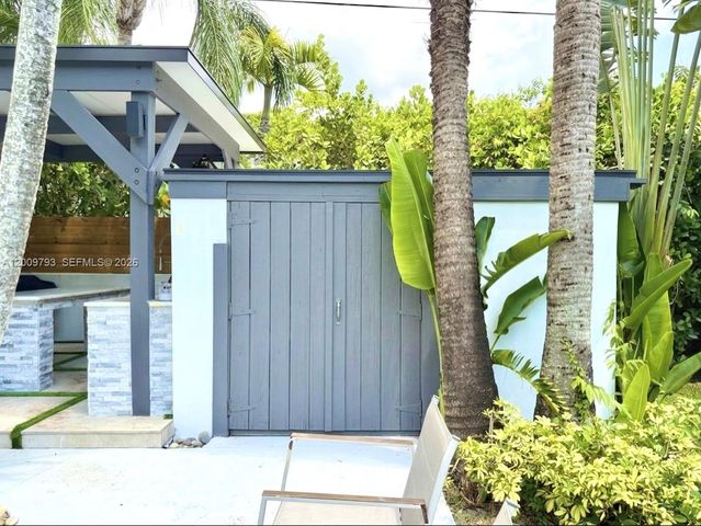 823 NE 107th St, Biscayne Park, FL 33161