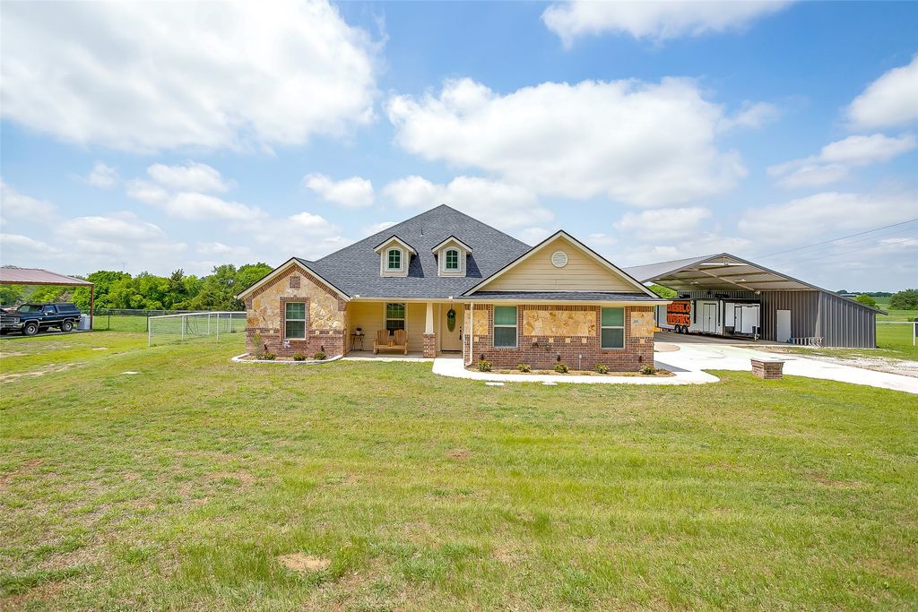 203 County Road 4221, Decatur, TX 76234