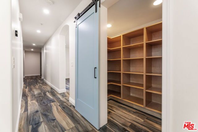 6221 Penfield Avenue, Woodland Hills (los Angeles), CA 91367