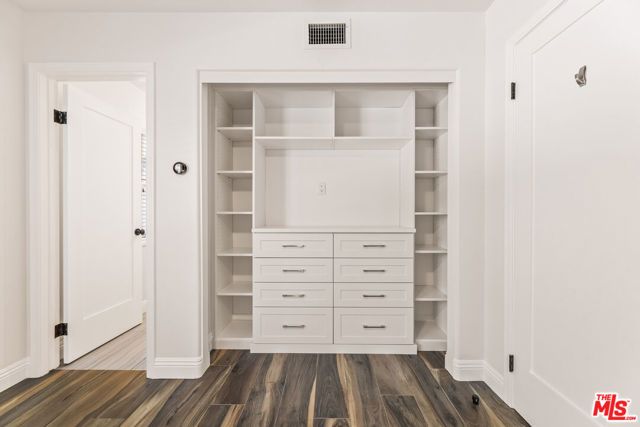 6221 Penfield Avenue, Woodland Hills (los Angeles), CA 91367