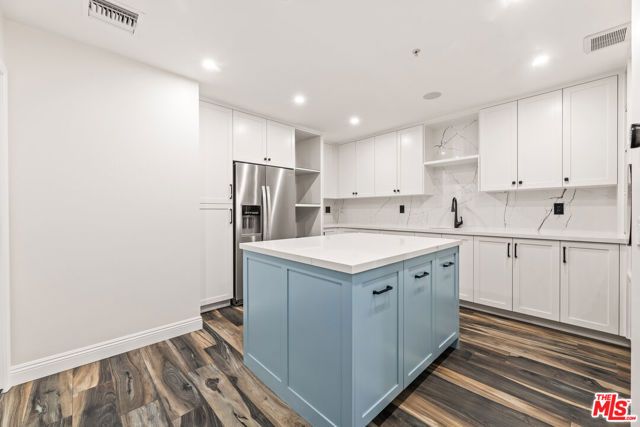 6221 Penfield Avenue, Woodland Hills (los Angeles), CA 91367