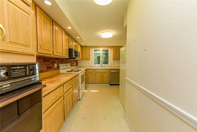 1216 Gerrads Cross, Webster, NY 14580