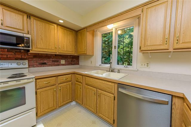 1216 Gerrads Cross, Webster, NY 14580