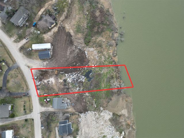 211 Riverside Street, Highlands, TX 77562