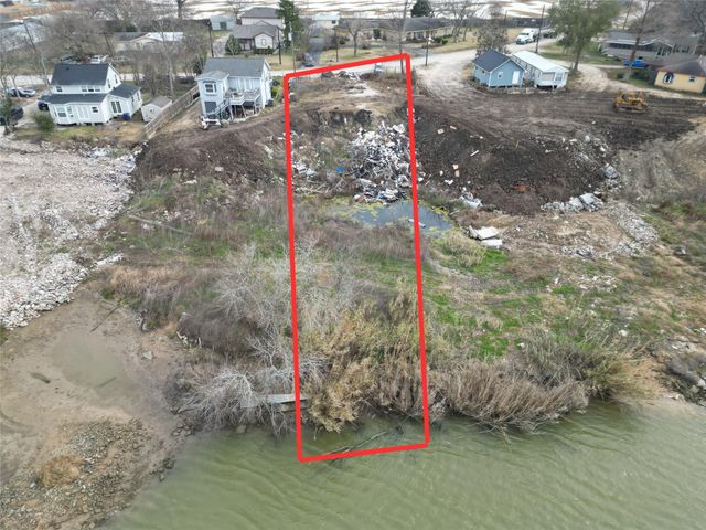 211 Riverside Street, Highlands, TX 77562