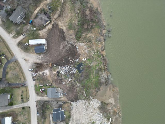 211 Riverside Street, Highlands, TX 77562