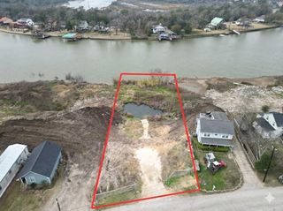 211 Riverside Street, Highlands, TX 77562