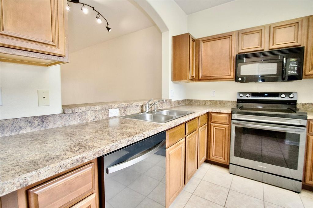 Image 7 of property listing at 1144 SLEEPY OAK DRIVE, Wesley Chapel, FL 33543