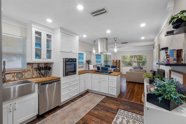 2201 PARK STREET N, St Petersburg, FL 33710