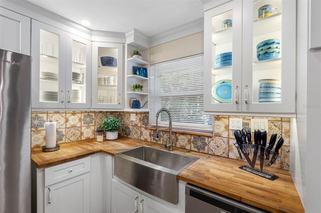 2201 PARK STREET N, St Petersburg, FL 33710