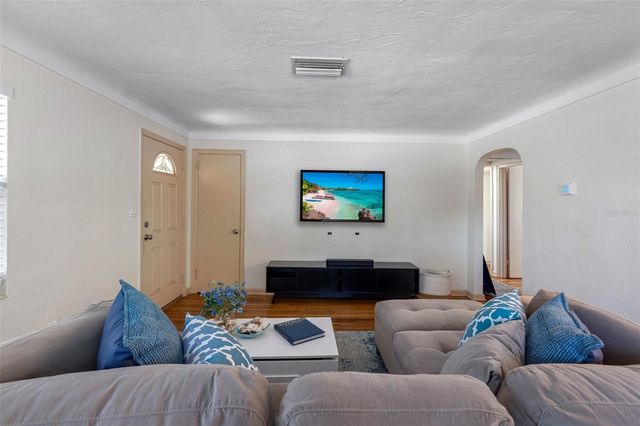 2201 PARK STREET N, St Petersburg, FL 33710