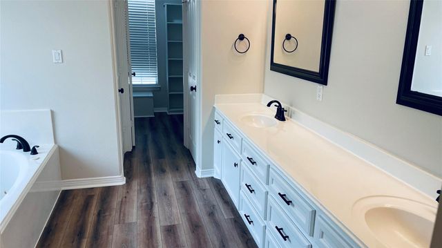 18451 Hills Lake Ct, Montgomery, TX 77316