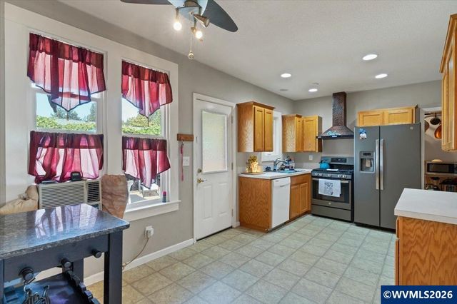 1005 S Water St, Silverton, OR 97381
