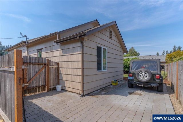 1005 S Water St, Silverton, OR 97381
