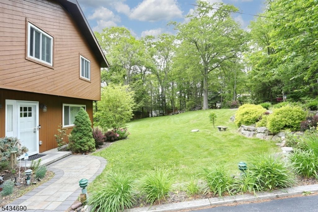 64 Larchmont Dr, West Milford Twp., NJ 07421 — photo 3