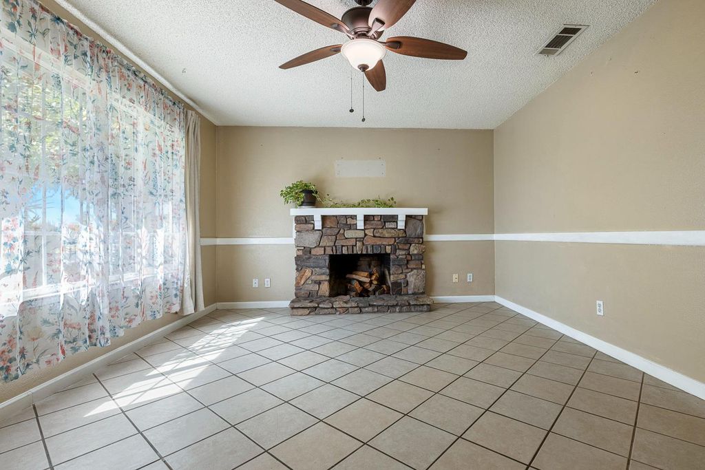 Image 10 of property listing at 1301 Kennedy, Madera, CA 93638