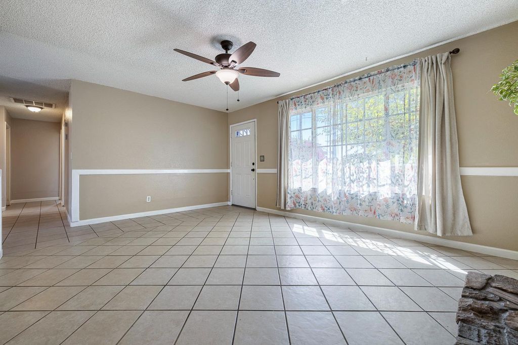 Image 11 of property listing at 1301 Kennedy, Madera, CA 93638