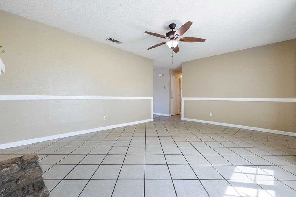 Image 12 of property listing at 1301 Kennedy, Madera, CA 93638