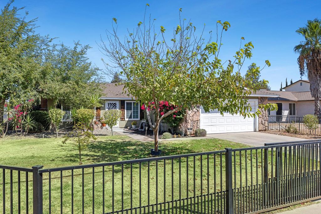 Image 3 of property listing at 1301 Kennedy, Madera, CA 93638