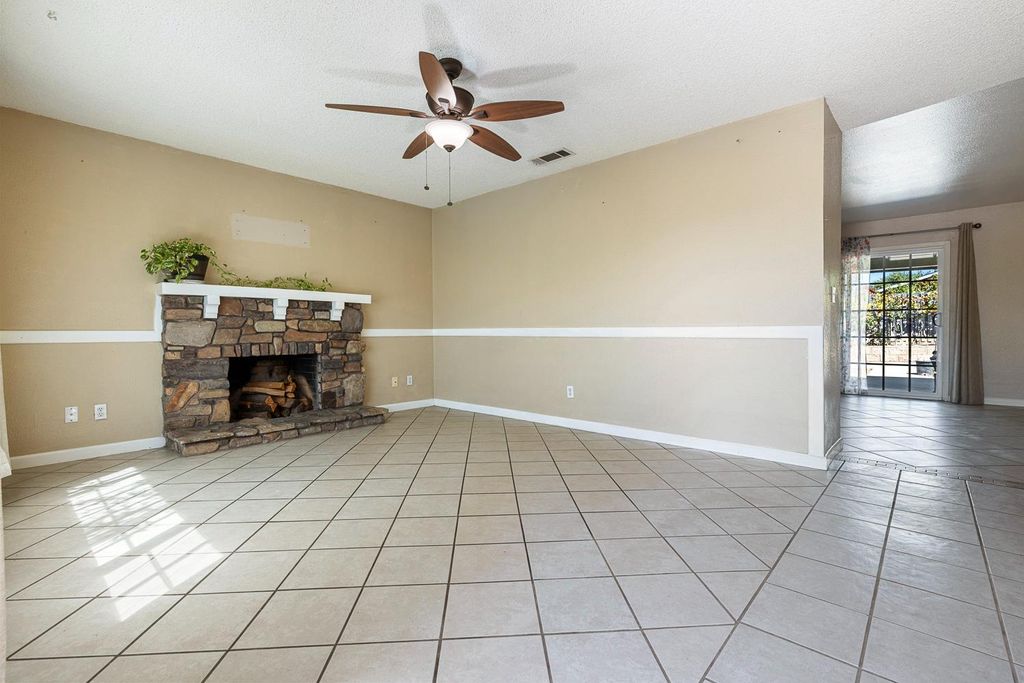 Image 9 of property listing at 1301 Kennedy, Madera, CA 93638