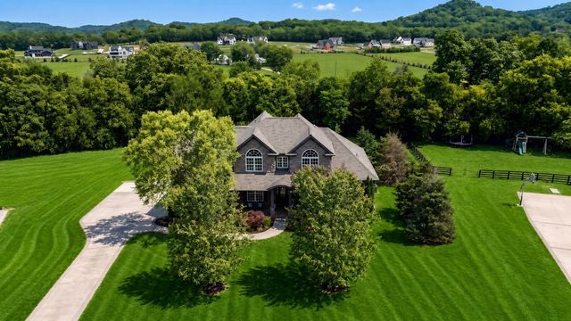 5212 Mead Park Dr, Thompsons Station, TN 37179