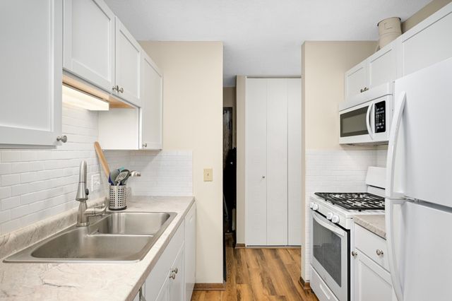 4101 Parklawn Avenue 121, Edina, MN 55435