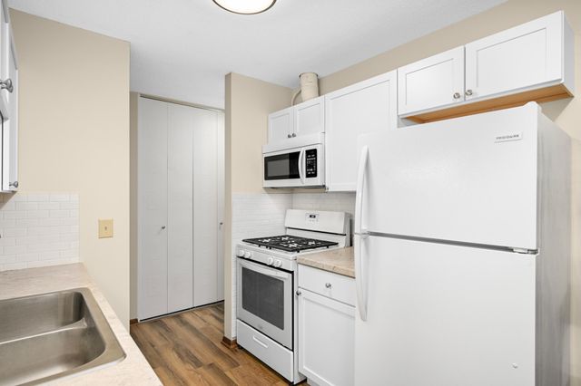 4101 Parklawn Avenue 121, Edina, MN 55435