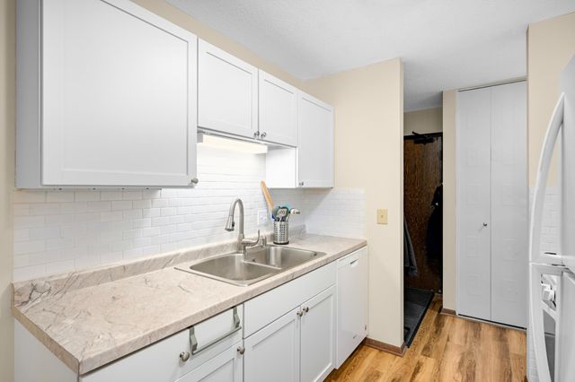 4101 Parklawn Avenue 121, Edina, MN 55435