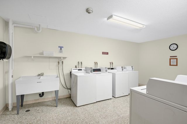 4101 Parklawn Avenue 121, Edina, MN 55435