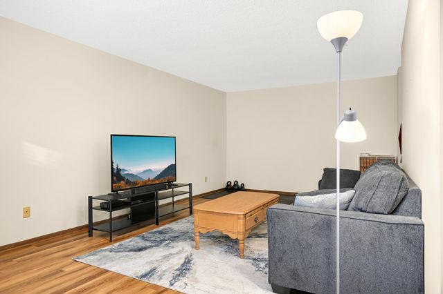 4101 Parklawn Avenue 121, Edina, MN 55435