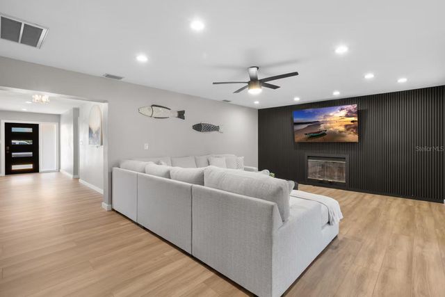 824 SEABREEZE DRIVE, Ruskin, FL 33570