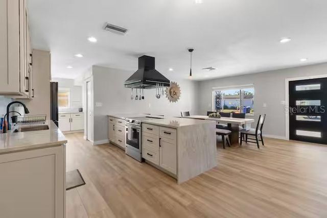 824 SEABREEZE DRIVE, Ruskin, FL 33570